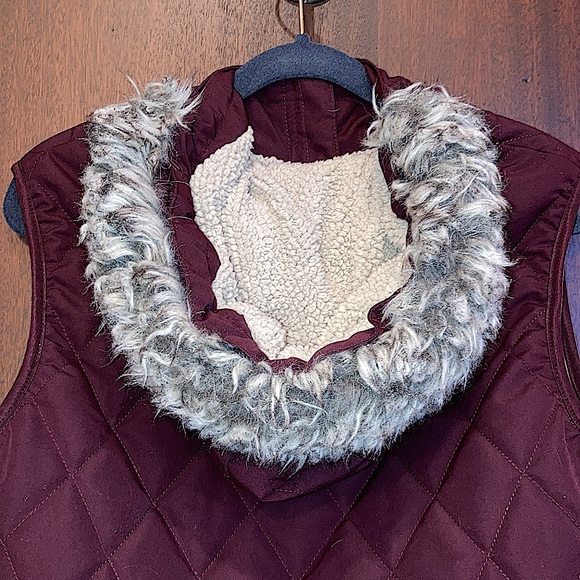 Eddie Bauer Vest quilted sherpa lined with hood - Picture 13 of 16